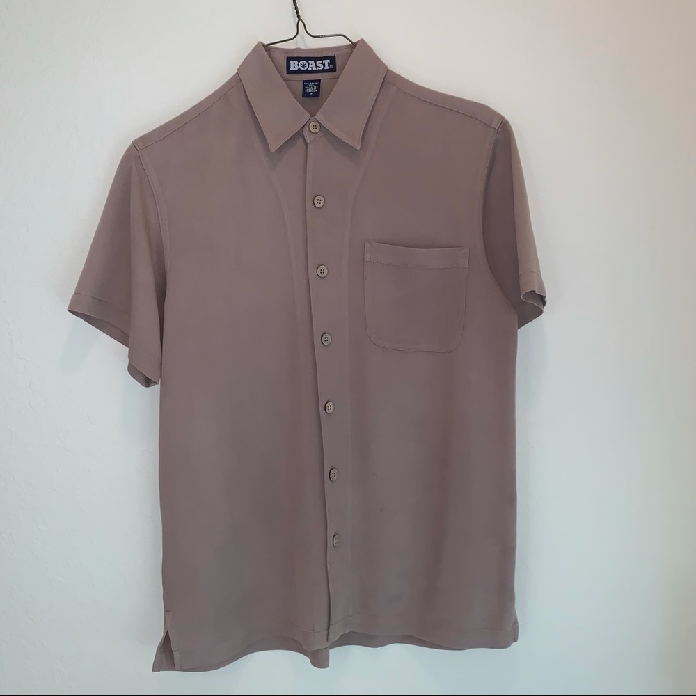 Vintage BOAST collared shirt sleeve dress shirt with front pocket.
